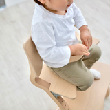 リエンダーに座った子供