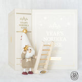 NORDIKA nisse イヤーズノルディカ2026 白いBOOK型収納箱の前に並べたニッセと年号入りはしご