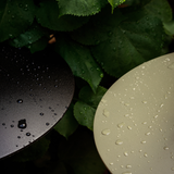 Audo Copenhagen(オドー・コペンハーゲン) RAY ポータブルランプ 雨に濡れている様子