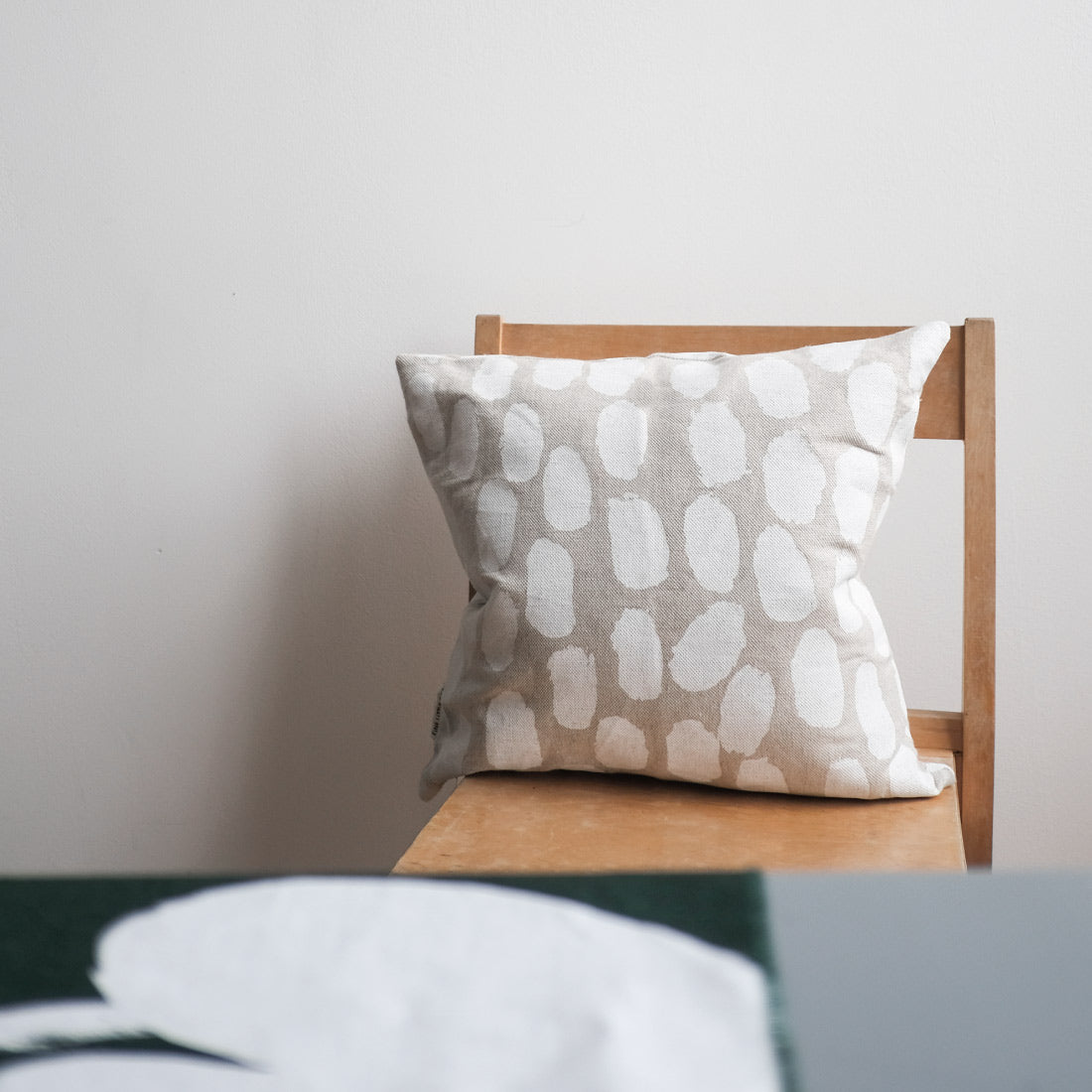 クッションカバー AIOT nonsleep cushion Fine Little Day クッションカバー DOTS ホワイト – Shinc lab.