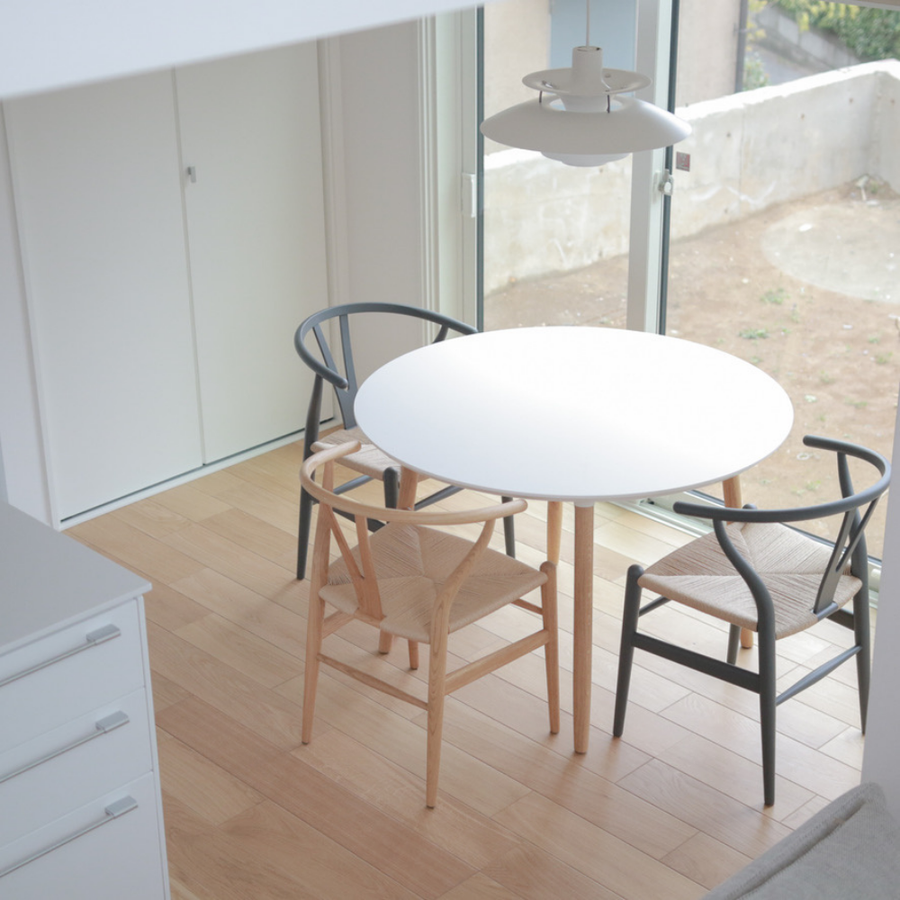 Yチェアは“色”で楽しむ。今「カラーのYチェア」が選ばれる3つの理由