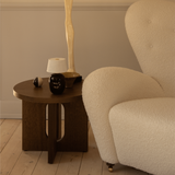 Audo Copenhagen（オドー・コペンハーゲン） | 木天板 ANDROGYNE SIDE TABLE（アンドロジーン サイドテーブル）Φ50 ダークステインドオーク ラウンジチェアとサイドテーブル