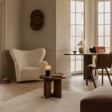 Audo Copenhagen（オドー・コペンハーゲン） | 木天板 ANDROGYNE SIDE TABLE（アンドロジーン サイドテーブル）Φ50 ダークステインドオーク ラウンジシーン