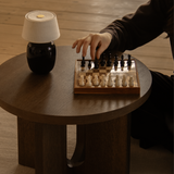 Audo Copenhagen（オドー・コペンハーゲン） | 木天板 ANDROGYNE SIDE TABLE（アンドロジーン サイドテーブル）Φ50 ダークステインドオーク　チェスをする様子