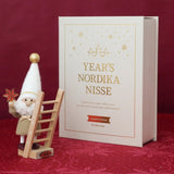 NORDIKA nisse イヤーズノルディカ2026 赤い背景に並べた、閉じたBOOK型収納箱とニッセとはしご