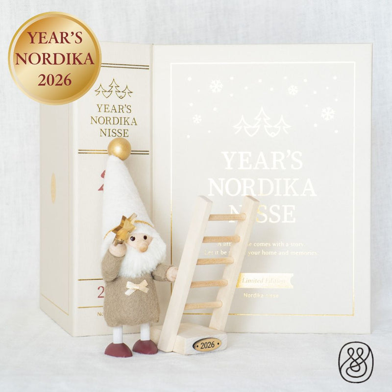 NORDIKA nisse イヤーズノルディカ2026 金色の星を持つニッセ、2026年プレート付きのはしごとBOOK型収納箱のセット
