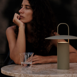 Audo Copenhagen（オドー・コペンハーゲン） RAY ポータブルランプ 夕暮れ時の使用シーン