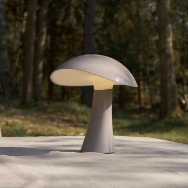 Rumee 220 Portable Lamp（ルーミー 220 ポータブル ランプ）| Louis poulsen（ルイスポールセン）